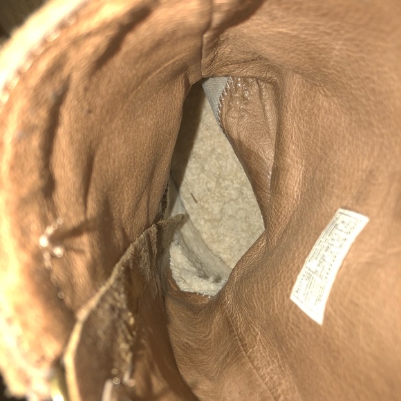 UGG BOOTS 👢 - Picture 2 of 6